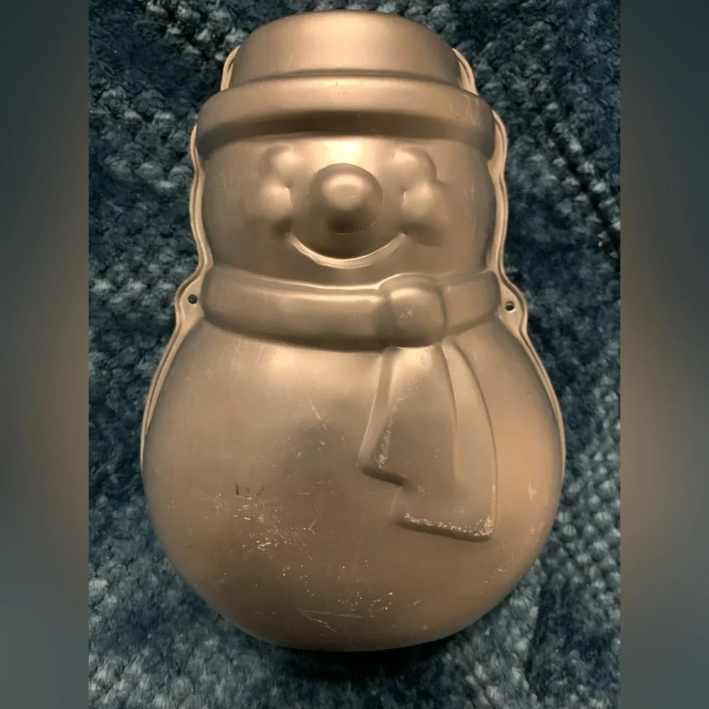 3-D SNOWMAN CAKE PAN. 2-pieces. Vintage Wilton. Good used condition.